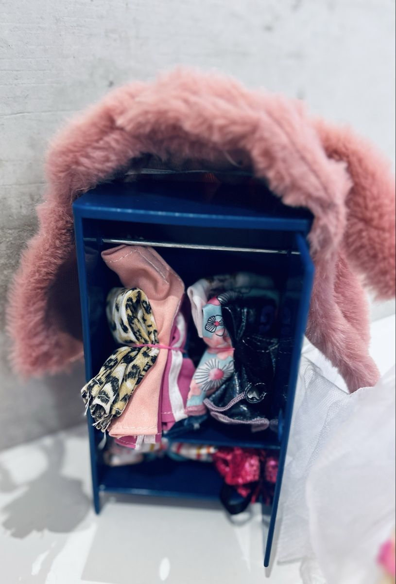 Spielzeuge: Barbie Set, Cabriolet und Wohnzimmer, Kleider – Gebraucht aus Küsnacht ZH von Studjus 8