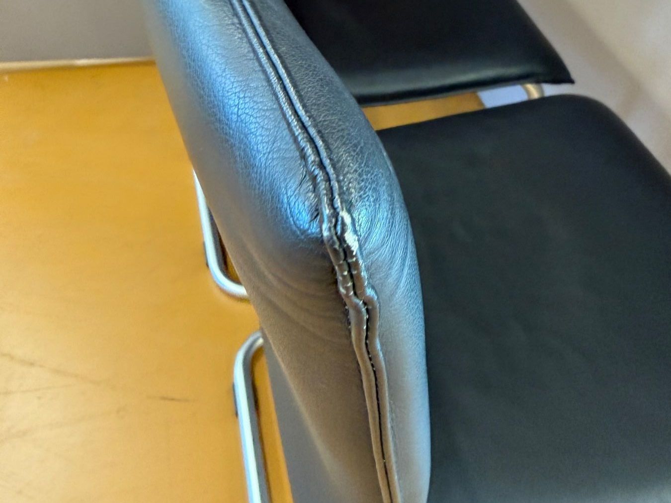 Chaises: 2 Stühle Lederoptik Schwarz  Gebraucht – D'occasion à Dietlikon par ComdatAG 7
