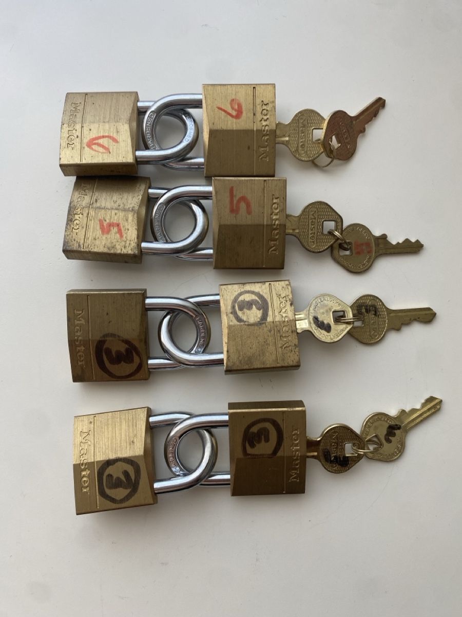 Cadenas: 8 Schlösser Master – D'occasion à Allschwil par Deal_Tiger99