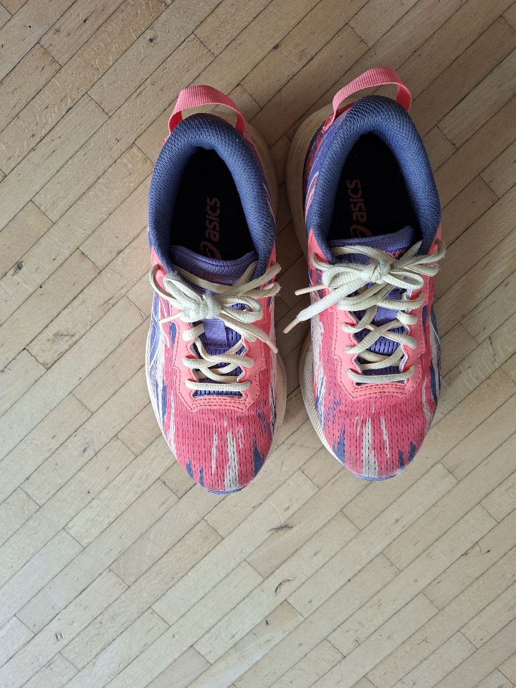 Asics Schuhe für Mädchen: Laufschuhe Asics Grösse 35 – Gebraucht aus Staufen von suzykathmandu