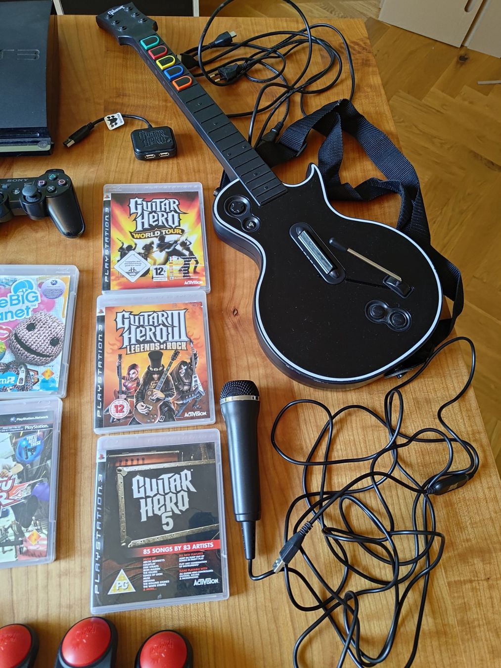 Sony Konsolen: Playstation 3 (PS3), 2 Controller, 7 Games, Buzz/Guitar Hero – Gebraucht aus Bern von andersini 2