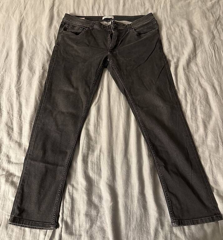 Jeans: Schwarze Jeans  – Gebraucht aus Wädenswil von dom_pz5d