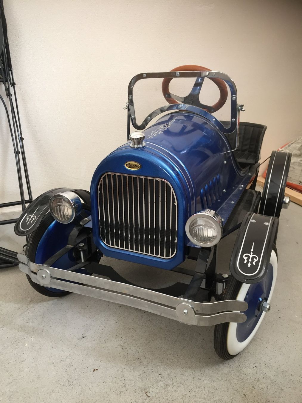 Véhicules pour enfants: Klassisches Metall-Tretauto im Oldtimer-Stil – D'occasion à Rothenthurm par records12