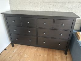 Commode Hemnes brun-noir IKEA, 8 tiroirs, bon état