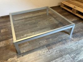 Glastisch mit Aluminiumrahmen