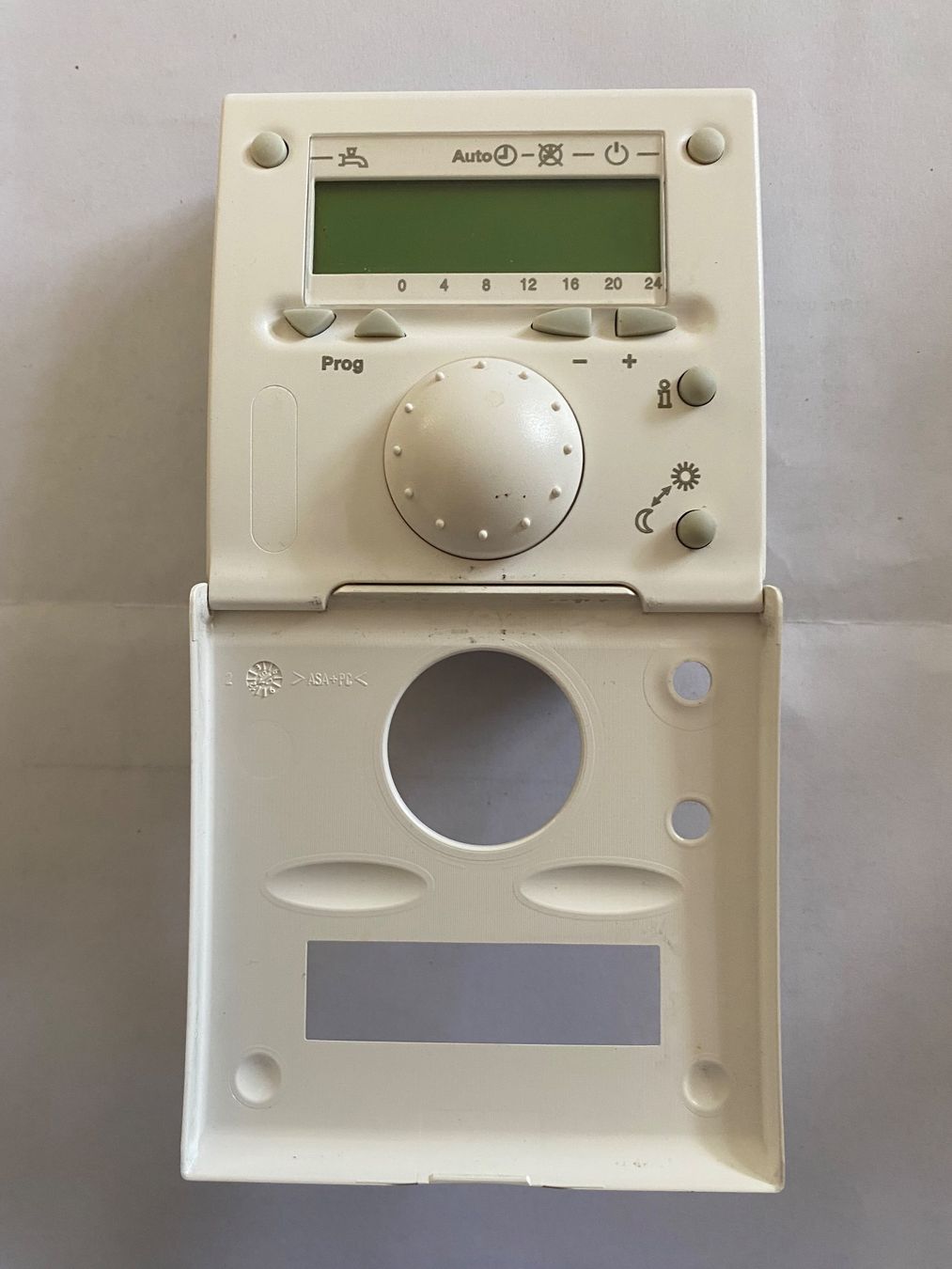 Radiateurs: Programmierbare Thermostat-Steuerung guter Zustand – D'occasion à Staffelbach par Ad71 1