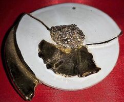 Brosche aus Keramik