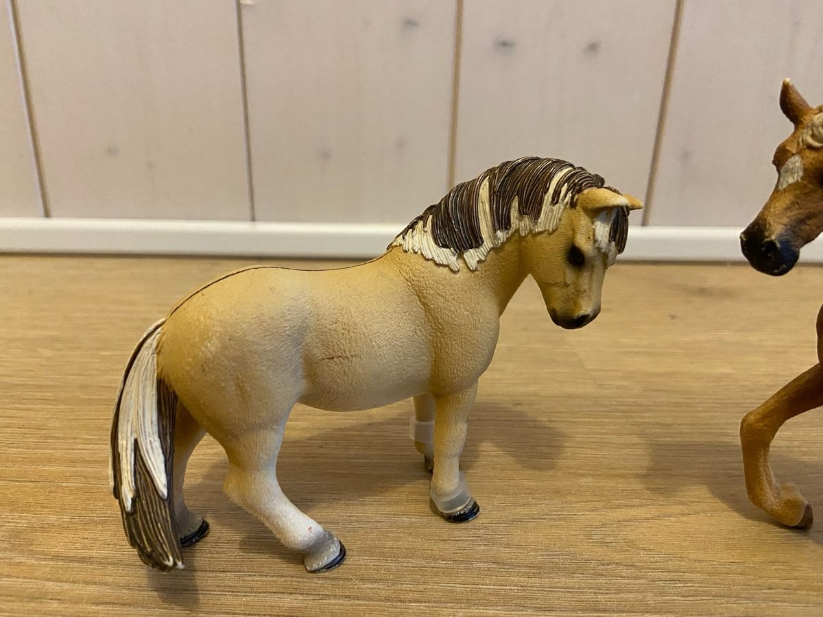 Schleich Jouets: Schleich Pferde 2 Stk.  – D'occasion à Hausen am Albis par Hannavgr 2