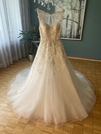 Traumhaftes Brautkleid mit Perlen Gr. 36