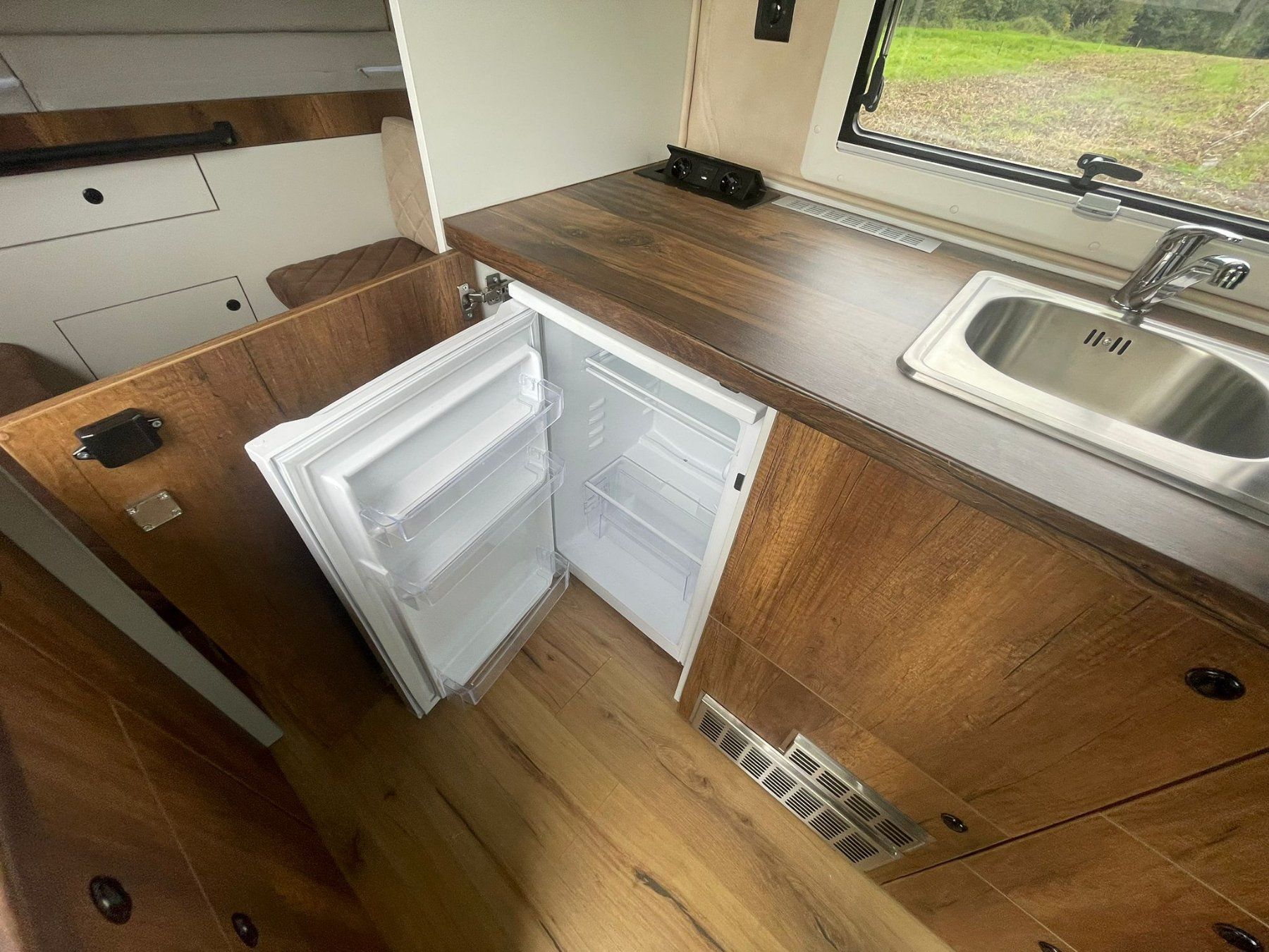 Renault Veicoli da campeggio: Wohnmobil mieten Camper – Usato da Lachen SZ venduto da Dorfgarage950 2