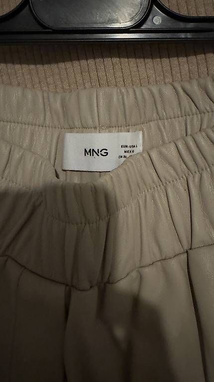 Pantaloni: Short simili cuir beige MNG – Usato da Biel/Bienne venduto da Cli 2