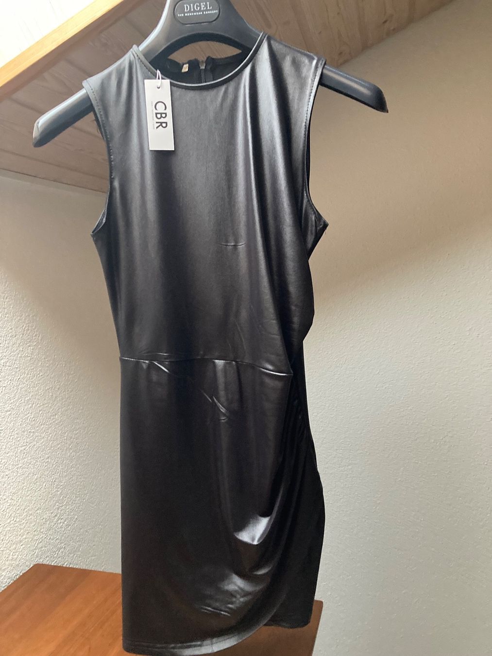 Kleider: Minikleid schwarz glänzend Gr.S neu – Neu (gemäss Beschreibung) aus Dulliken von gab_jdr2