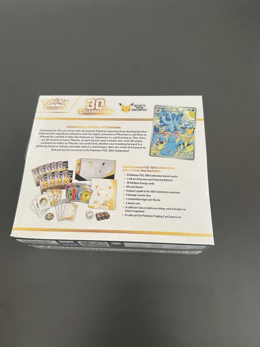 Carte collezionabili: ETB 30th CELEBRATION POKÉMON – Nuovo e nell'imballaggio originale da St-Saphorin-Morges venduto da max_ll6p 1