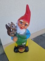 Gartenzwerg mit Eichhörnchen und Korb, 42cm hoch