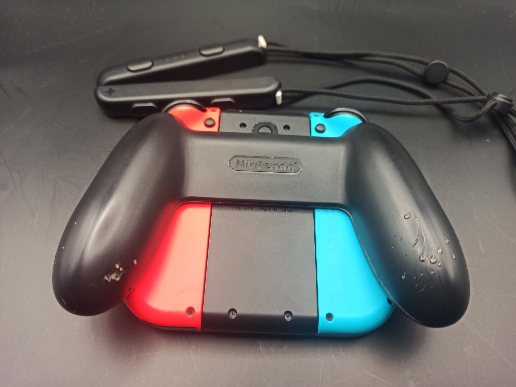 Nintendo Controller: Original Nintendo Switch Joy-Con Set (Neon-Rot/Blau) + Grip – Gebraucht aus Oberweningen von mar_87mx 2