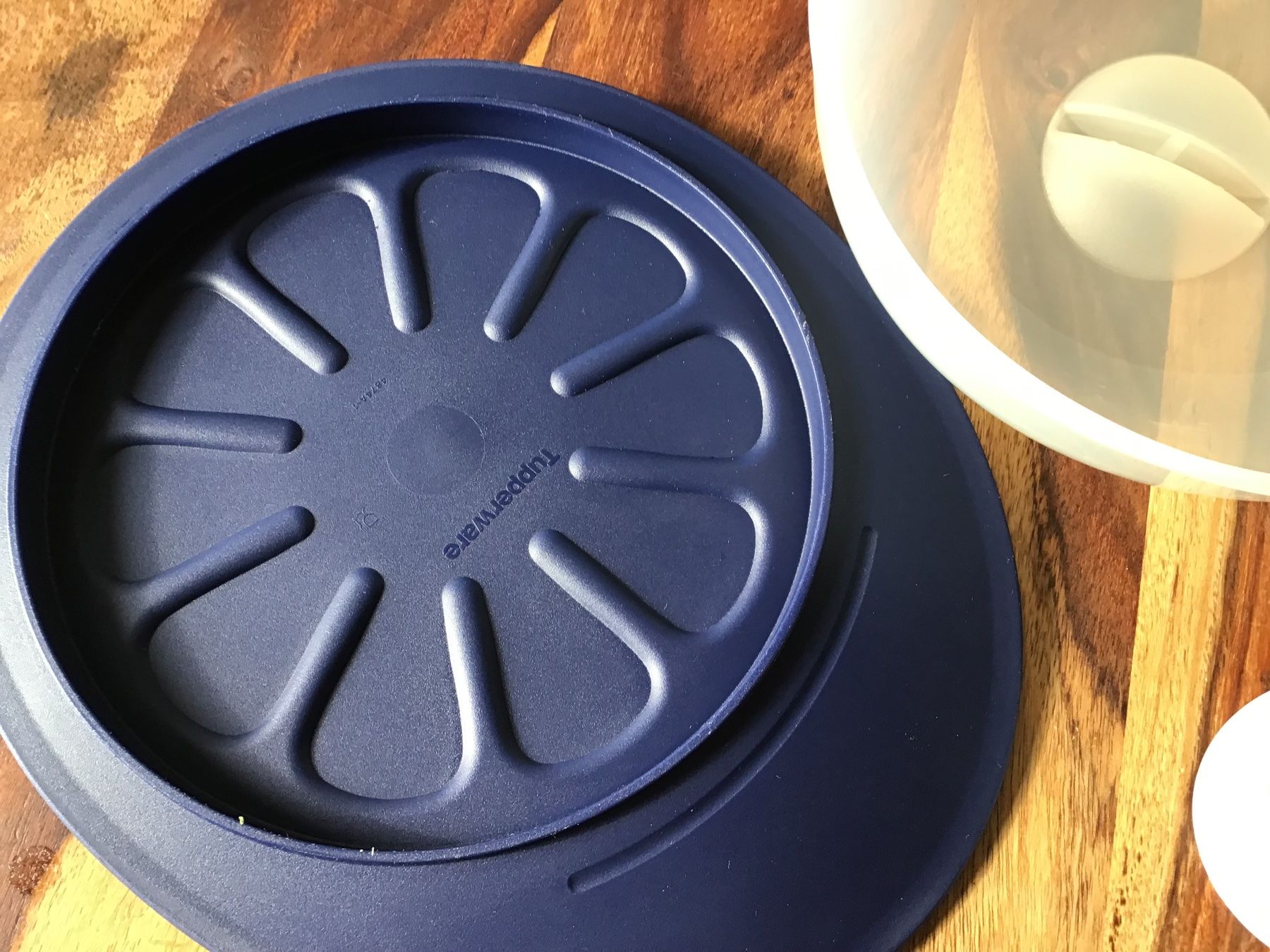 Tupperware Behälter & Ähnliches: Käseglocke Tupperware blau – Gebraucht aus Giswil von Pingu109 5