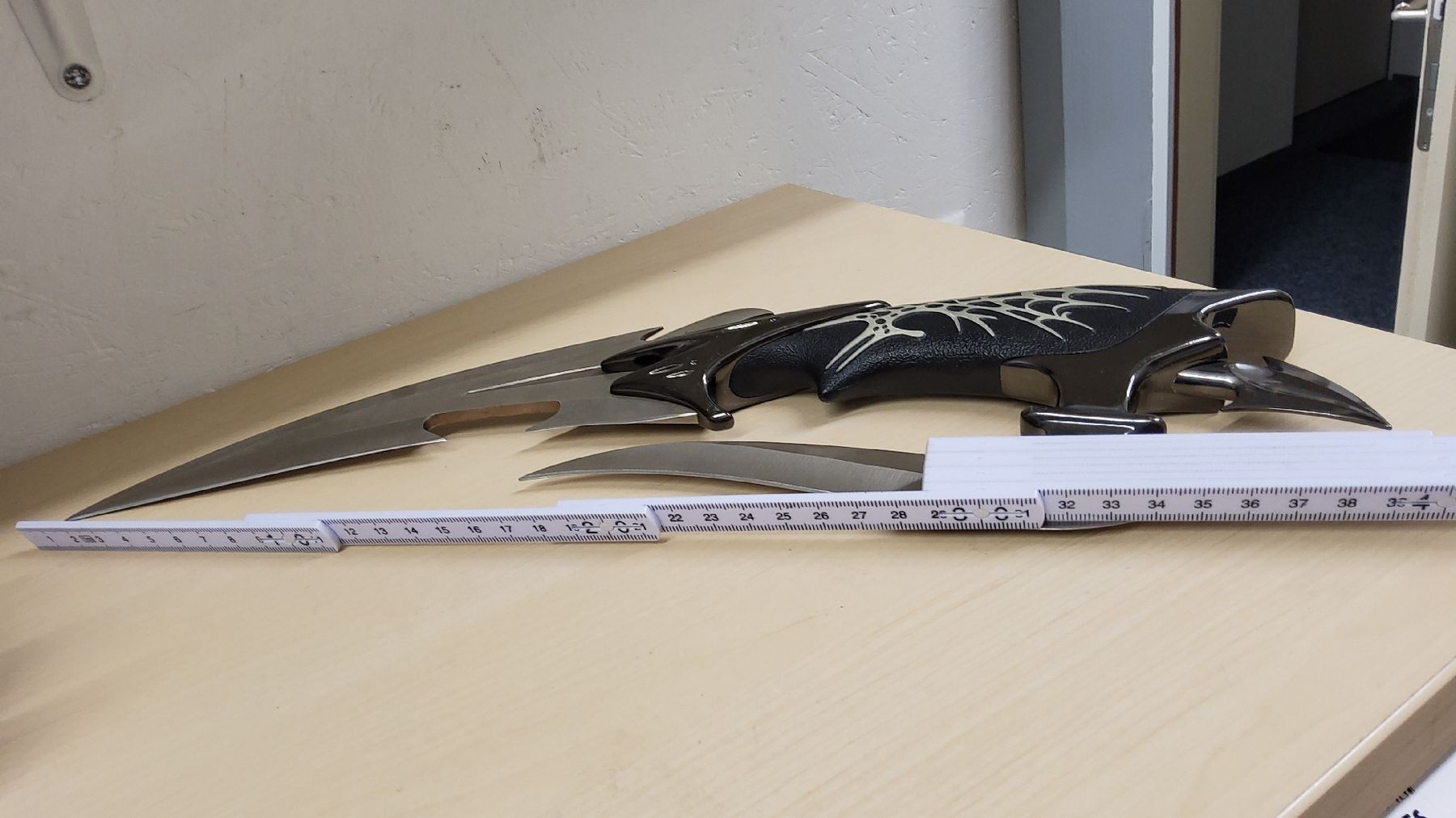 Accessoires: Messer mit Klingenspitze und integriertem Messer  – Neuf (Voir description) à Herisau par Nluanalucas 1