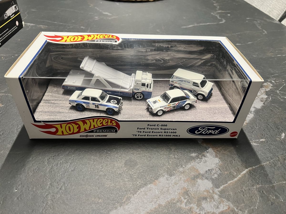 Hot Wheels Modellautos: Hotwheels Ford race team diorama – Neu und originalverpackt aus Sonceboz-Sombeval von Dino695