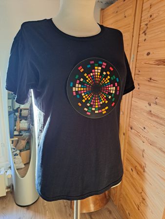 Blinkendes T-Shirt mit soundaktiviertem LED - Panel