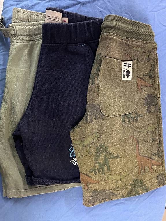 Lotti & Set di vestiti: 3 Shorts 122 und 128 – Usato da Regensdorf venduto da Piritatti 1