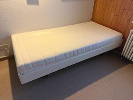 Einzelbett mit Lattenrost (ohne Matratze)