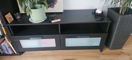 Schwarzes TV-Möbel von Ikea mit Schubladen, gratis abzugeben