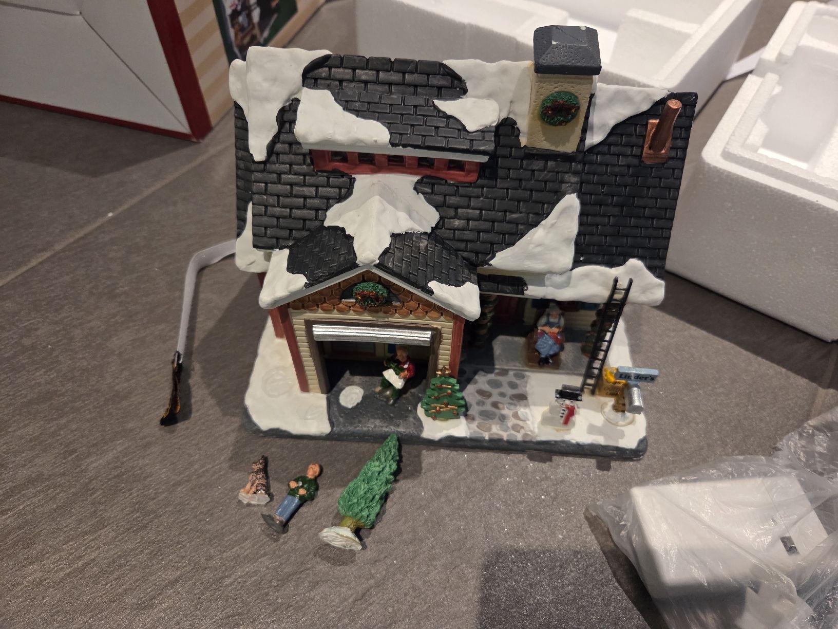 Lemax Alle Dekorationen: Lemax Linder's Place (65129) – Neu und originalverpackt aus Madetswil von imp_ny86 1