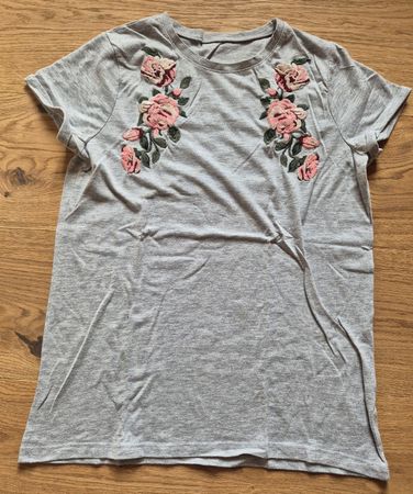 Schönes T-Shirt mit Blumen