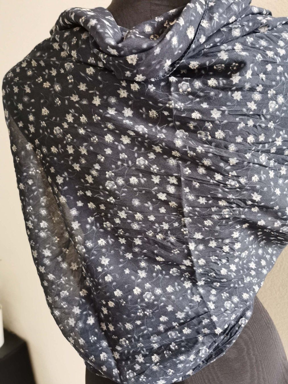 Foulard & Sciarpe: Foulard Blau mit Blumen – Usato da Wil  AG venduto da Kfloh 1