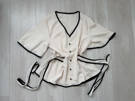 Damen Bluse Cremeweiss mit schwarzem Rand Grösse XS