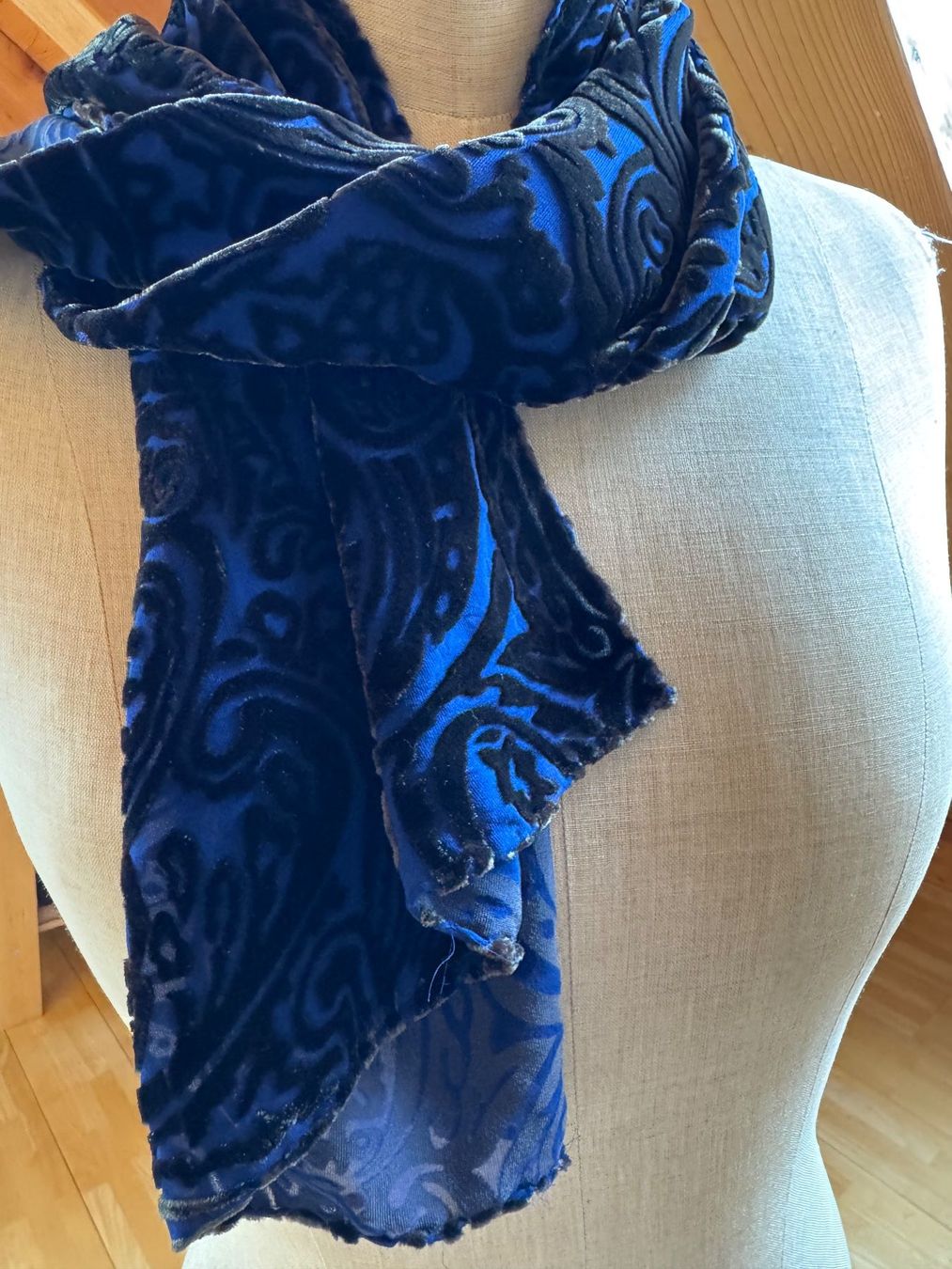 Foulards & écharpes: Devoré Seidenschal, blau/schwarz – D'occasion à Stäfa par Mofi8712