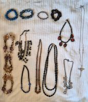 Lot de 11 colliers et bracelets fantaisie variés