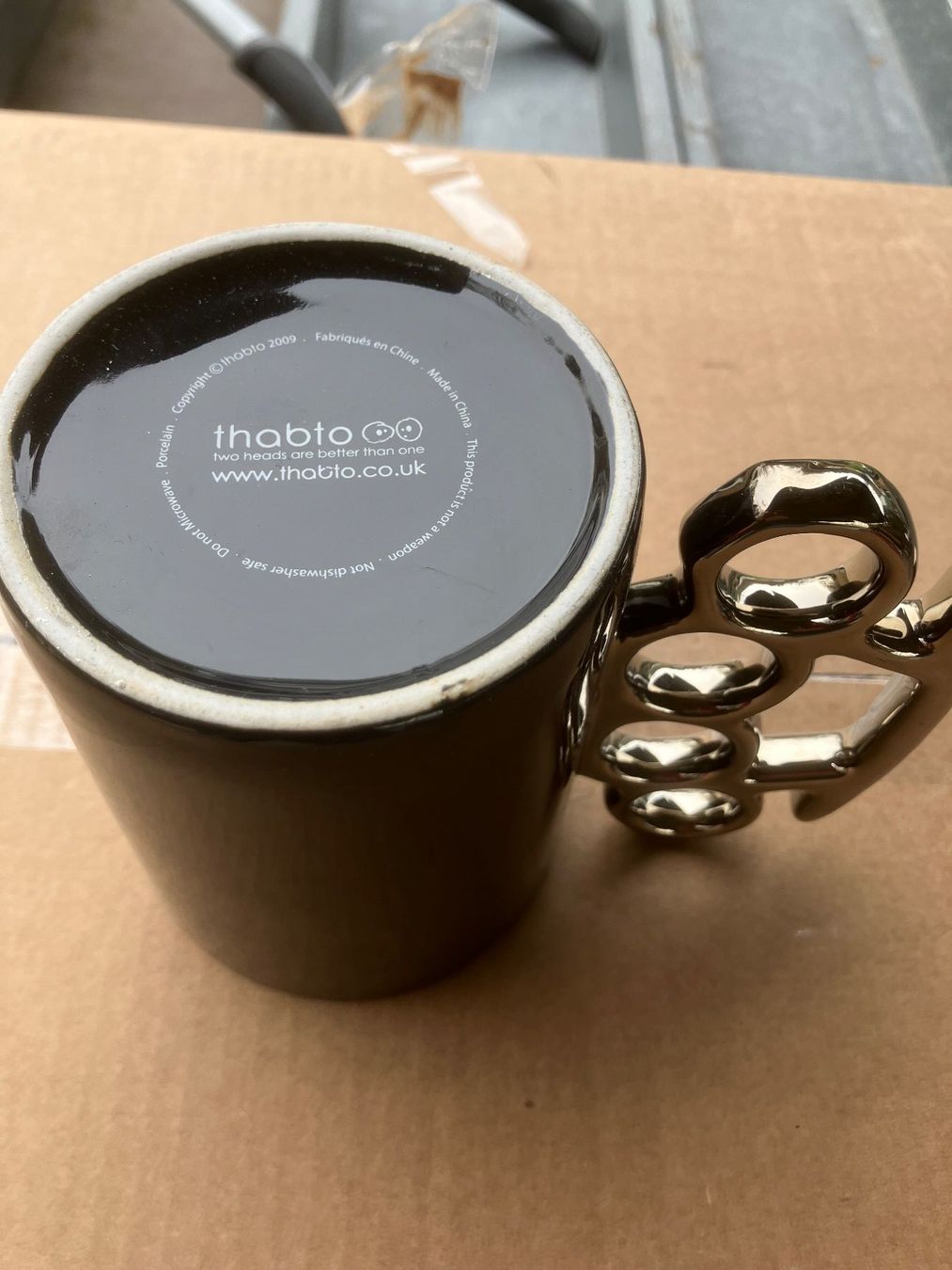 Tazze: Thabto Tasse mit Schlagring-Griff -Ein echter Hingucker!Neu! – Nuovo e nell'imballaggio originale da Dintikon venduto da 51rh