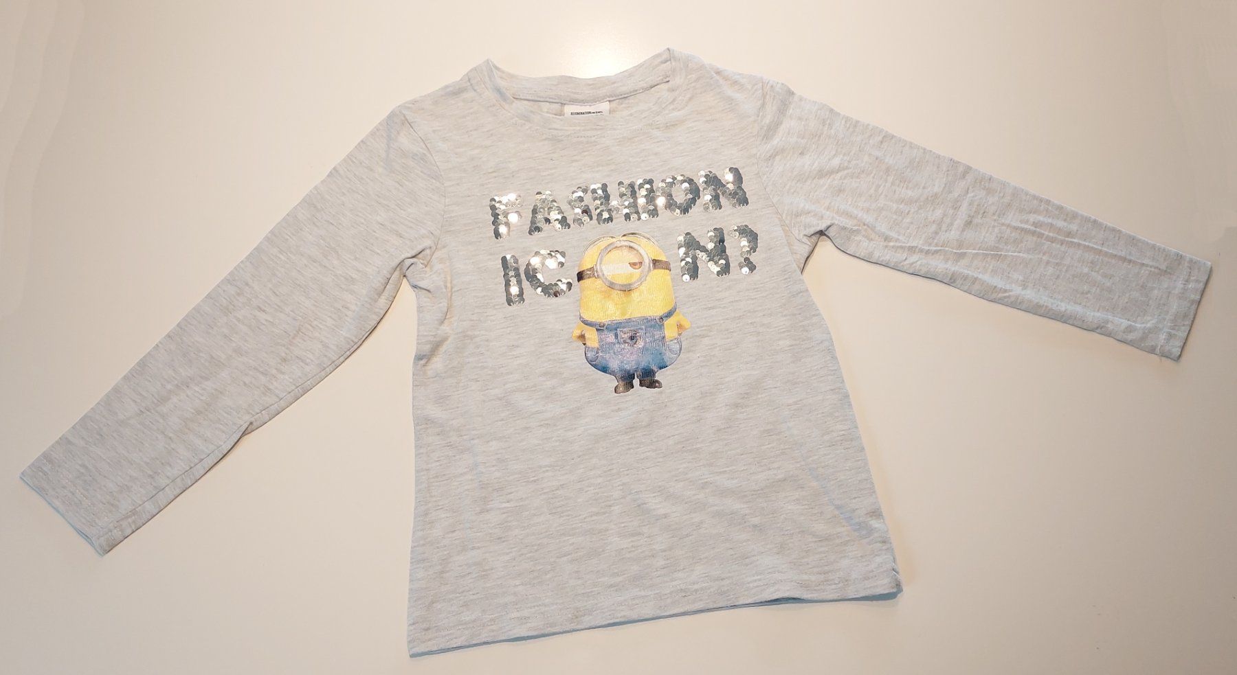Blouses, T-shirts & Tops: MINIONS ILLUMINATION  |  SWEATSHIRT  |  Grösse 116 – D'occasion à Oberweningen par Feindesign 1