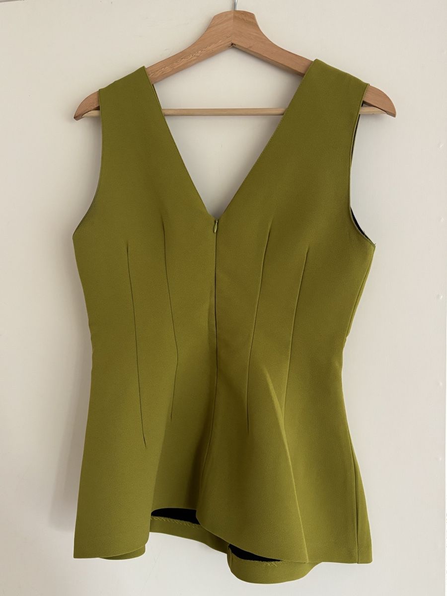 Zara Top: Olive Green V-Neck Top – Usato da Wallisellen venduto da eli_v7dn 1