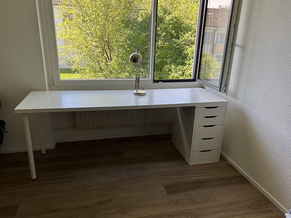 Ikea Schreibtische: Schreibtisch mit Lampe – Gebraucht aus Adliswil von yas_lg8l 1