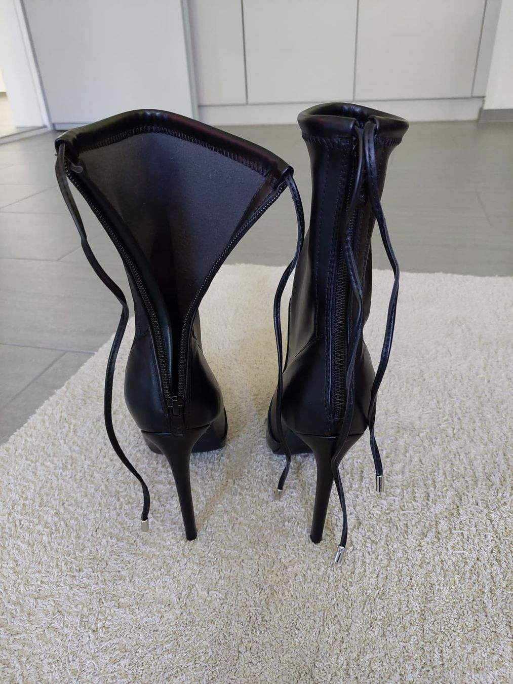 Damenschuhe: Stiefeletten mit Absatz von PRETTYLITTLETHING, Gr. 38 – Neu (gemäss Beschreibung) aus Domat/Ems von Lorand_ 1