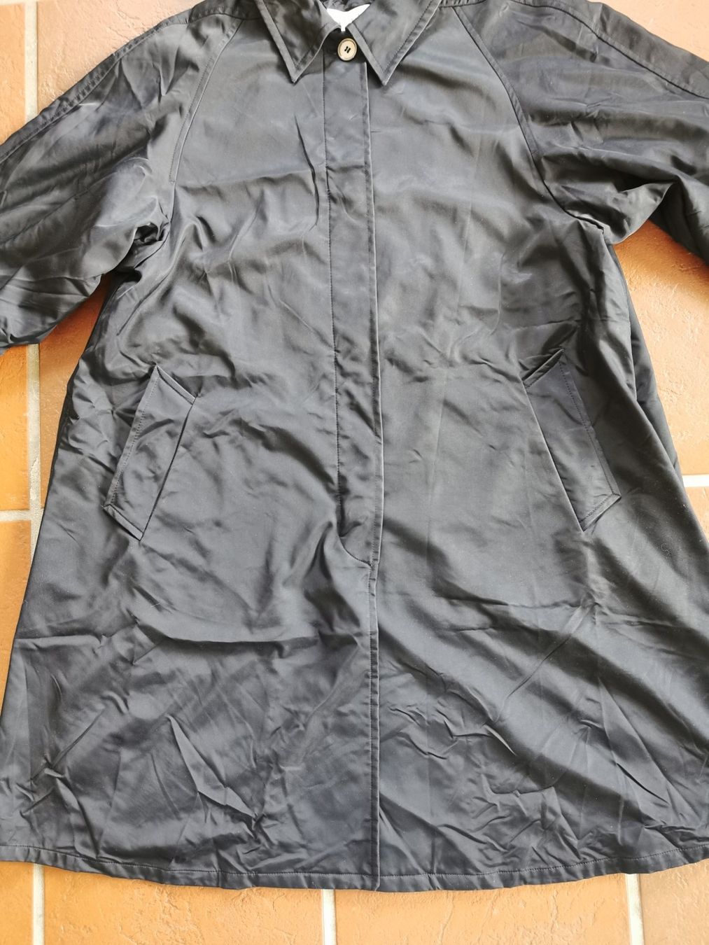 Max Mara Cappotti: Max Mara; schwarzer Regenmantel / Mantel Gr. 40 – Usato da Boniswil venduto da Totomat-Lady 1