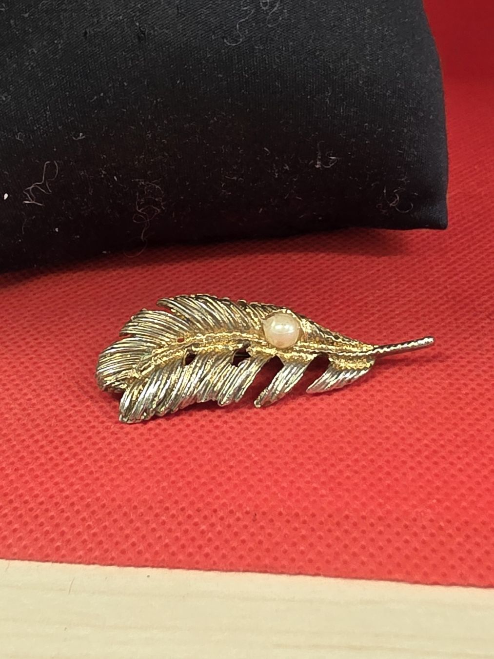 Broschen & Nadeln: Feder Broche vintage  Silberfarben mit Perle – Gebraucht aus Herisau von Antiques.AR