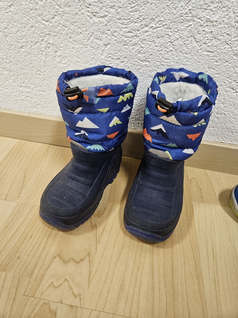 Scarpe per ragazzi: Winterstiefel Gr.23 – Usato da Wallenwil venduto da Alain2010