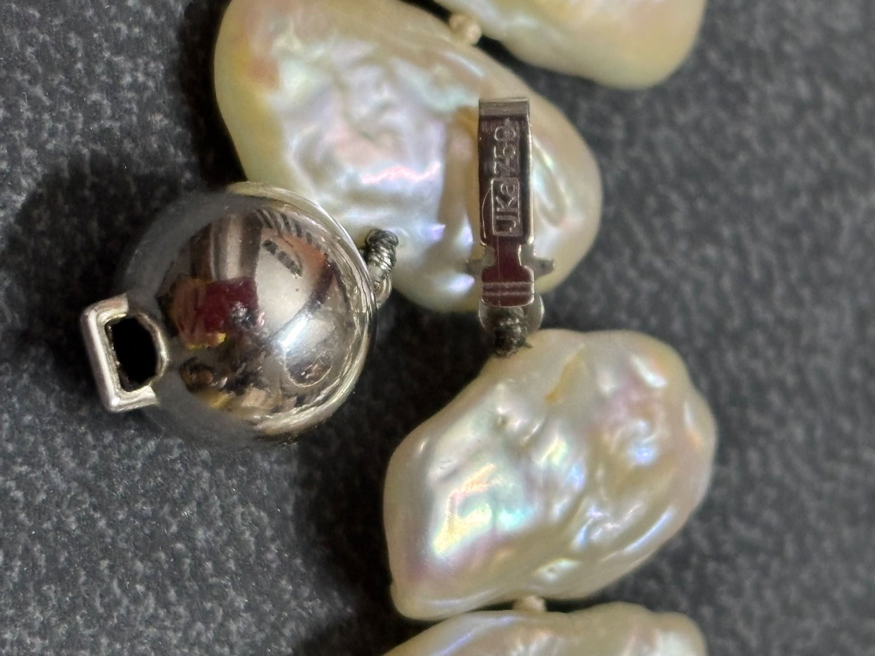 Perle (finte): Flache Perlenkette mit Verschluss in Weissgold – Usato da Winterthur venduto da WilliamHenry 2