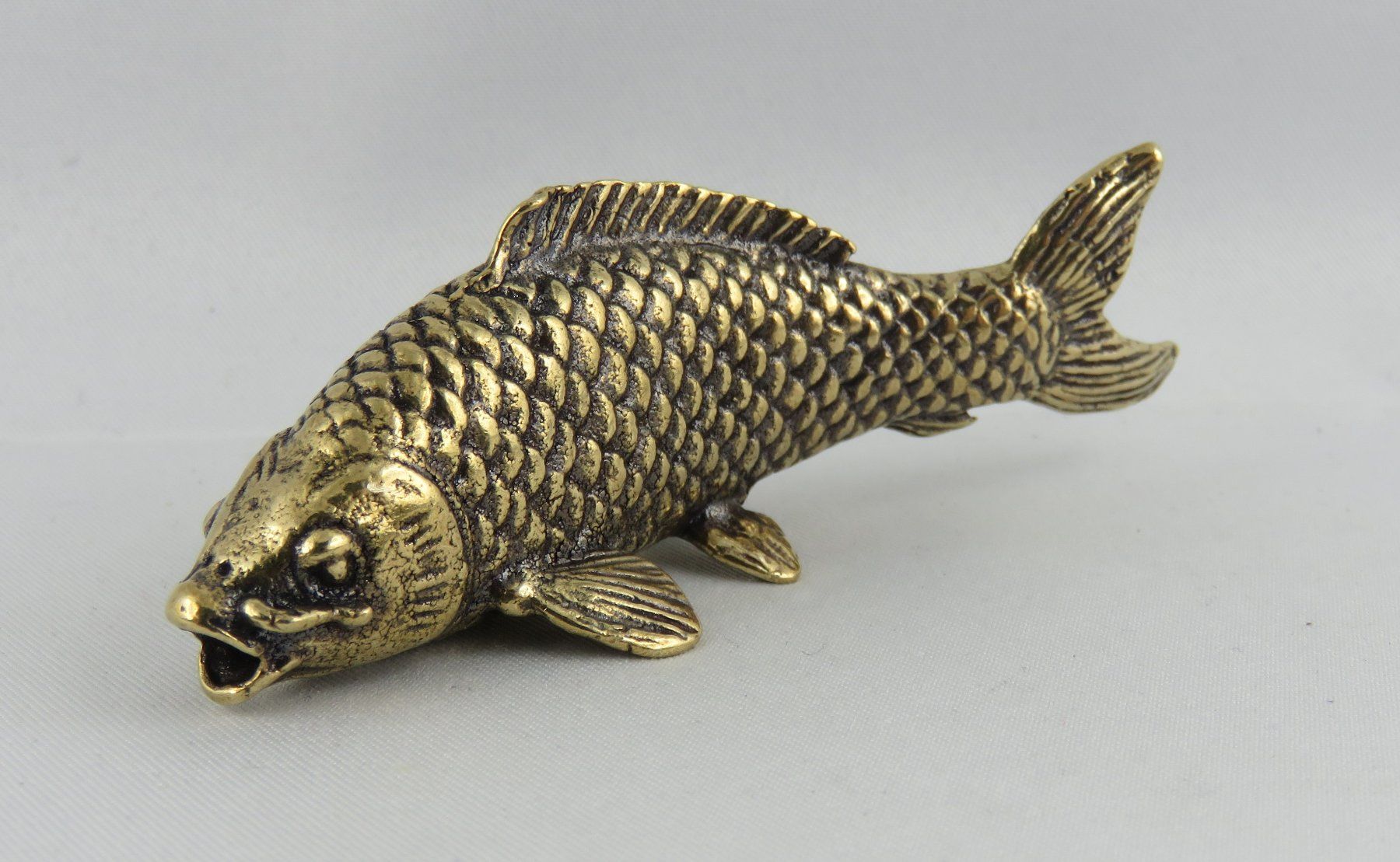 Statuette: FISCH - KARPFEN - Messing Figur - 8,1x2,8cm – Nuovo e nell'imballaggio originale da Grenchen venduto da Yamahwildstar16 1
