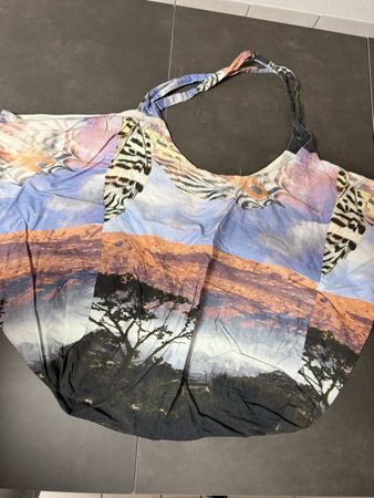Bunte Stofftasche mit Natur- und Schmetterlingsmotiv
