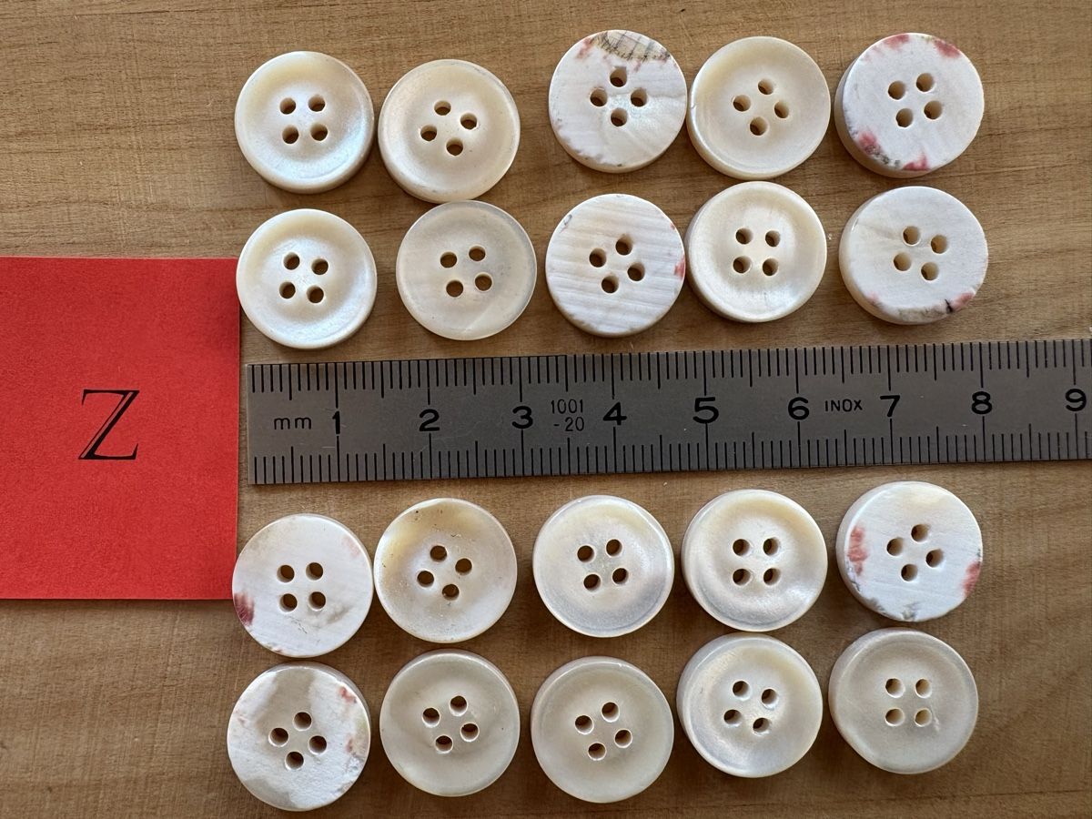 Bottoni: 20 Perlmutt Knöpfe 16 mm – Nuovo (secondo la descrizione) da Rümlang venduto da resale35