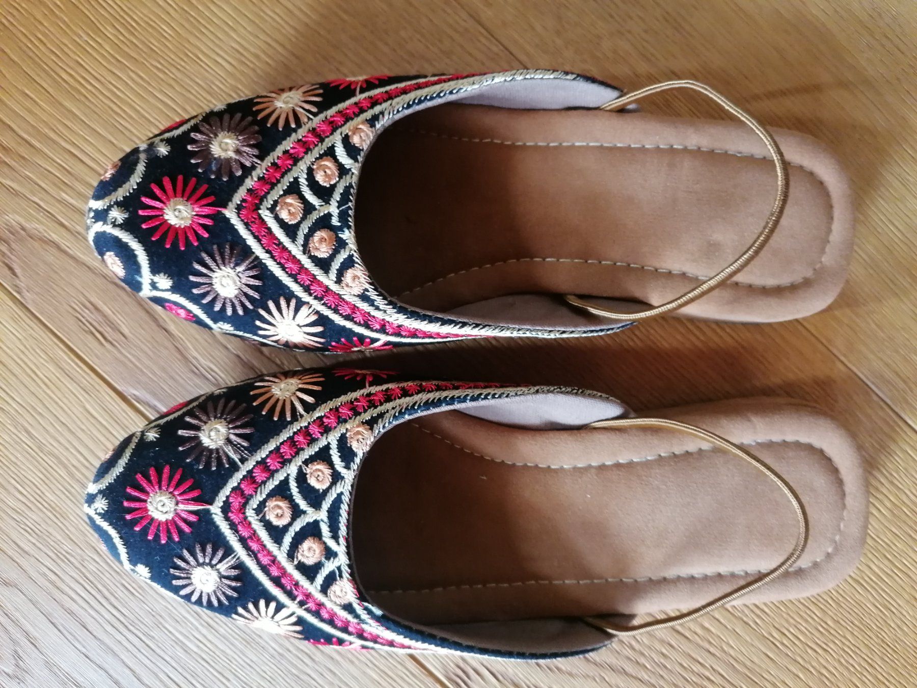 Scarpe da donna: Bestickte Stoffschuhe NEU – Nuovo (secondo la descrizione) da Marbach LU venduto da BitsAndBobs 1