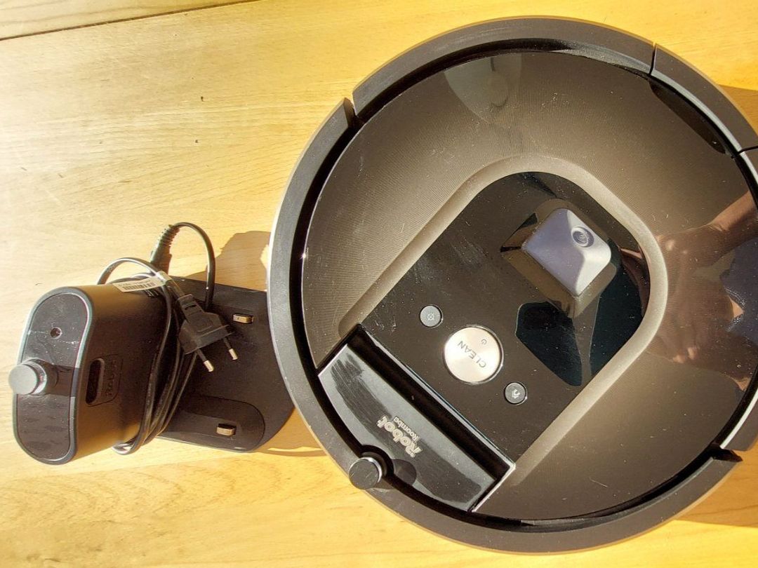 Irobot Staubsauger & Zubehör: Staubsaugroboter Roomba 900 – Gebraucht aus Hüntwangen von Johngiro00
