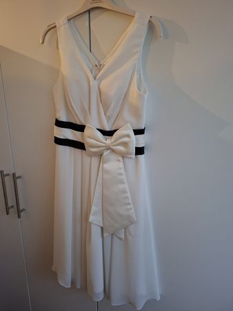 Kleid Precious Day weiss mit Schleife Grösse S neuwertig