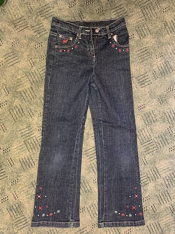 Hosen: Mädchenjeans mit Stickereien – Gebraucht aus Zürich von lil_xr6x