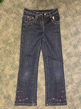Mädchenjeans mit Stickereien
