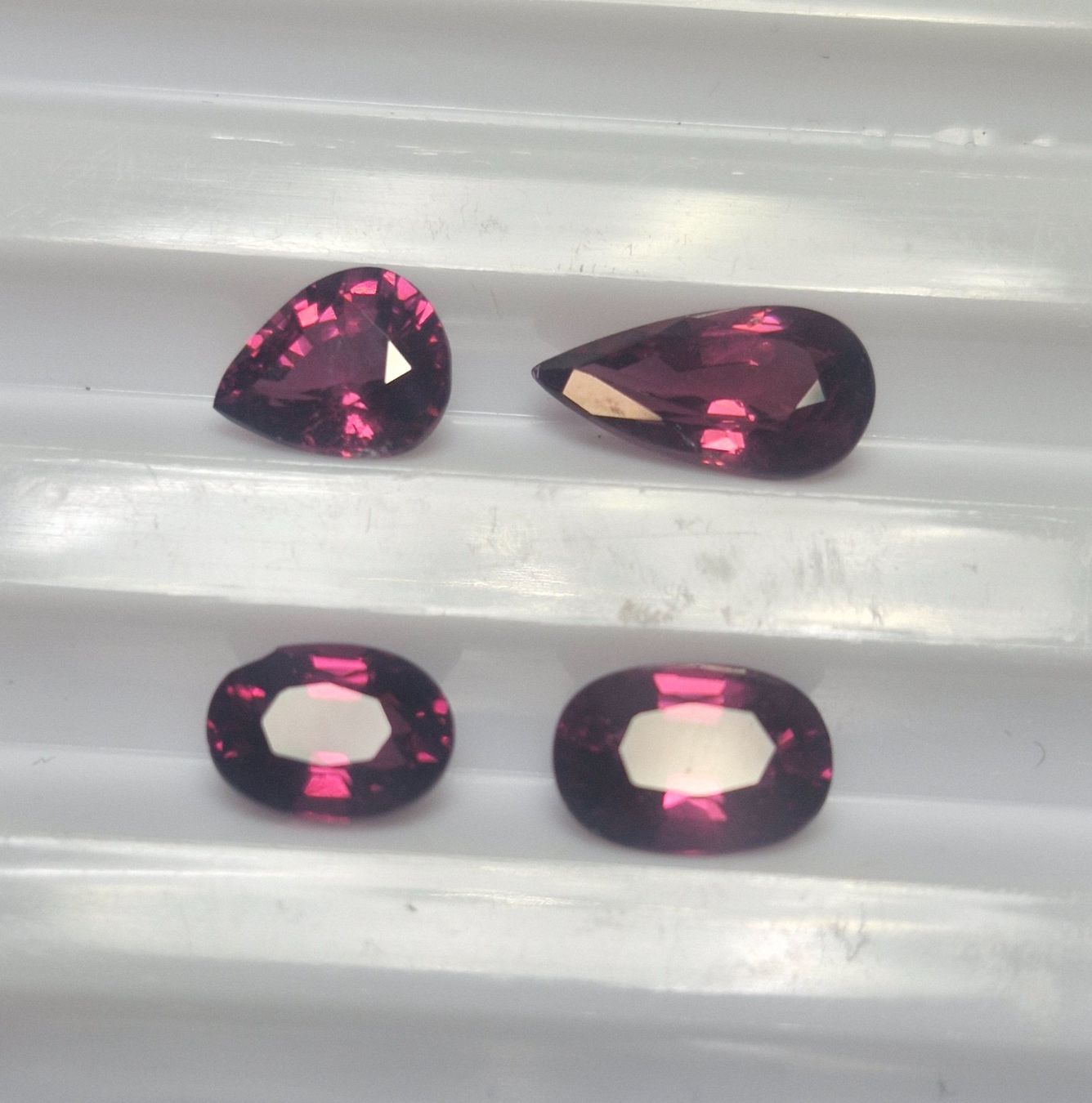 Pietre preziose: 4 Rhodolith Granate | 7.06 ct Total | Unbehandelt – Nuovo e nell'imballaggio originale da Zürich venduto da GOS08 2